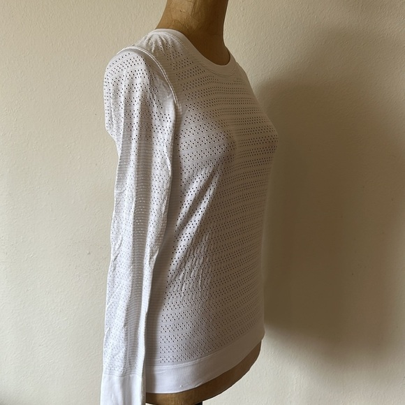 Lululemon 6 white Breeze By LS White Perforated long sleeve top great condition - Picture 6 of 12